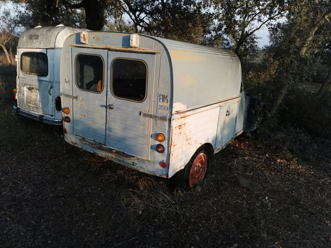 2CV AK350 dans son jus sous les chênes Andaloux