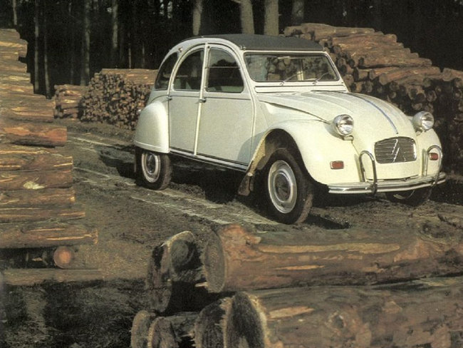 De-luxe-2CV-AZAM6-kwam-uit-Vorst-en-had-het-chassis-en-de-motor-van-de-AMI6.jpg (437.52 Kio) Vu 5363 fois AZAM6