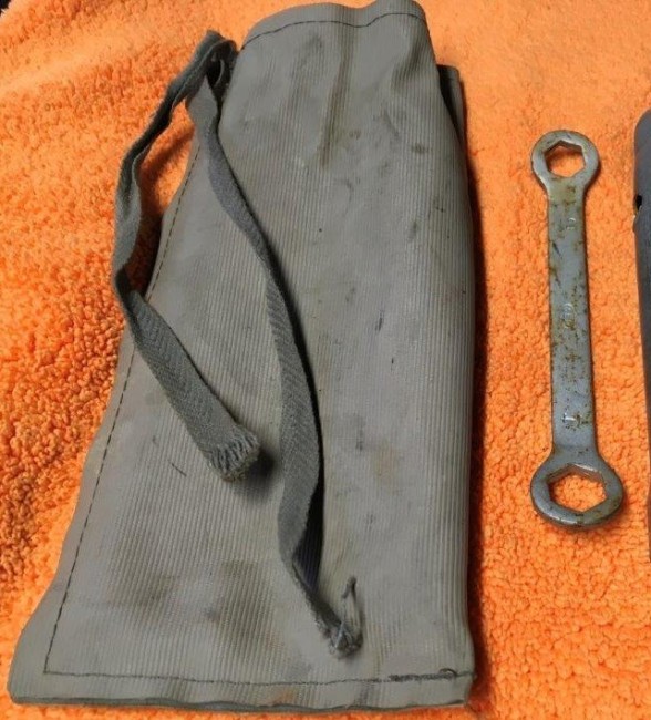 Trousse 2cv fin années 50 et début années 60. On remarque la clé à œil SER 12/ 14