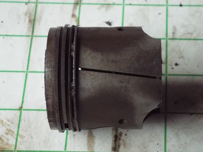 DSCF4111_R.JPG (327.03 Kio) Vu 14868 fois C'est pas les pistons d'origine : jusqu'en octobre 1951 ils sont à quatre segments.