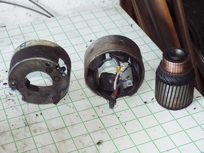 DSCF4120_R.JPG (307.11 Kio) Vu 13859 fois Les trois morceaux de la dynamo.