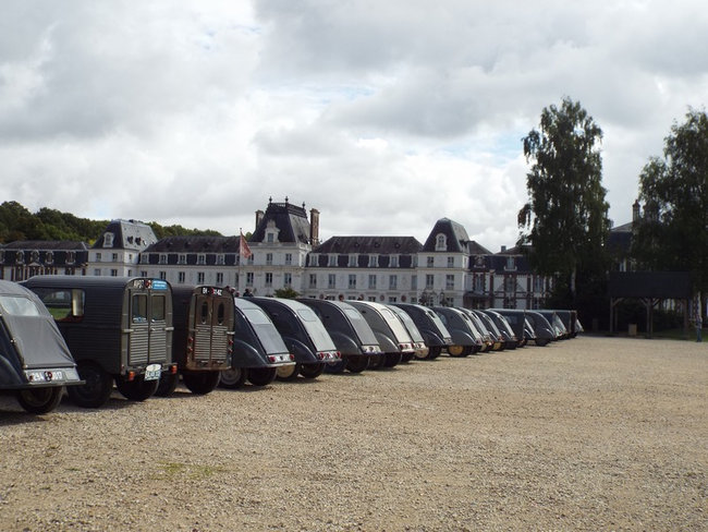 Devant le château des Vaux