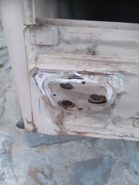 2cv_vue_002b.jpg (87.92 Kio) Vu 2737 fois Apres avoir démonter les feux c'était pas jolie