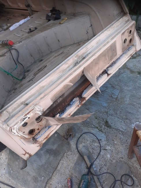 2cv_vue_002e.jpg (162.35 Kio) Vu 2737 fois Je voulais changer que la partie supérieure mais quand j'ai découvert le dessous......