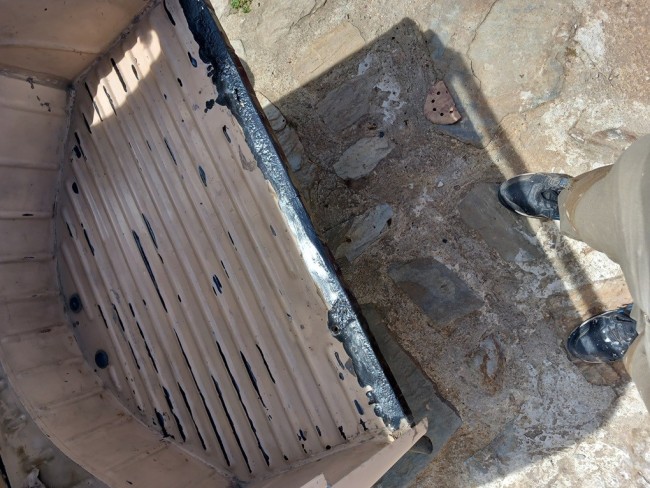 2cv_vue_002k.jpg (271.5 Kio) Vu 2737 fois j'ai traité au frameto mais les soudures de l'ensemble feux arriere n'aurait pas pu être soudé apres poncage et mastic, donc j'ai décidé de changer le fond de coffre . 2è partie à suivre