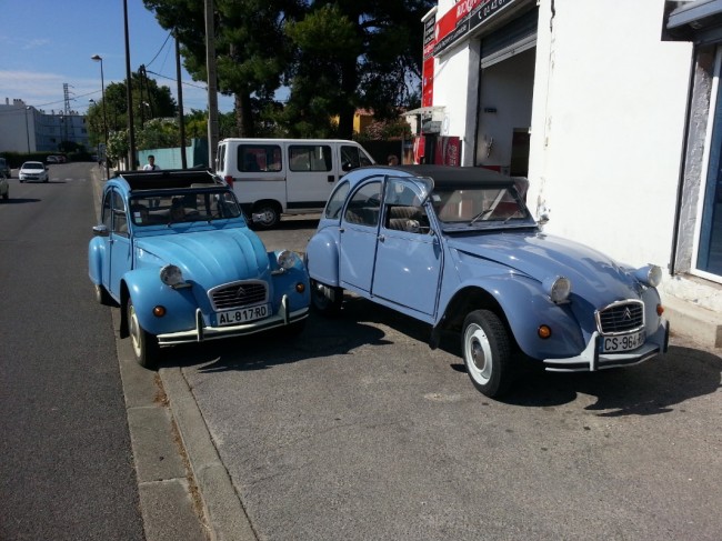 A droite une bleu celeste, à gauche une bleu celeste 2 ans après avoir été repeinte !! ;-(