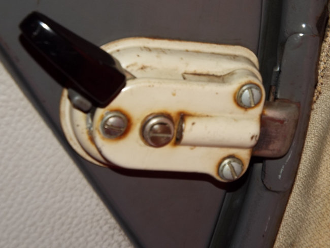 DSCF4892_R.JPG (301.95 Kio) Vu 12810 fois Ancienne serrure sur ancienne porte