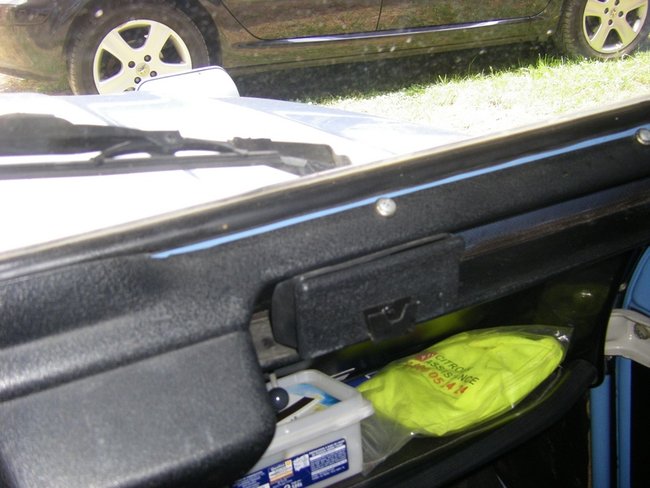 IMGP7587.JPG (258.25 Kio) Vu 10887 fois Le bitoniau sur mon cendrier, c'est pour fixer le micro de la CB. C'est pas d'origine