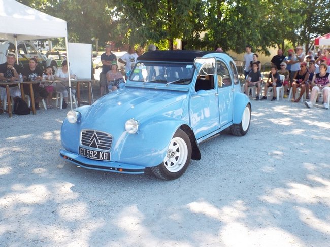 Un très beau custom, simple et ne dénaturant pas la 2 CV.