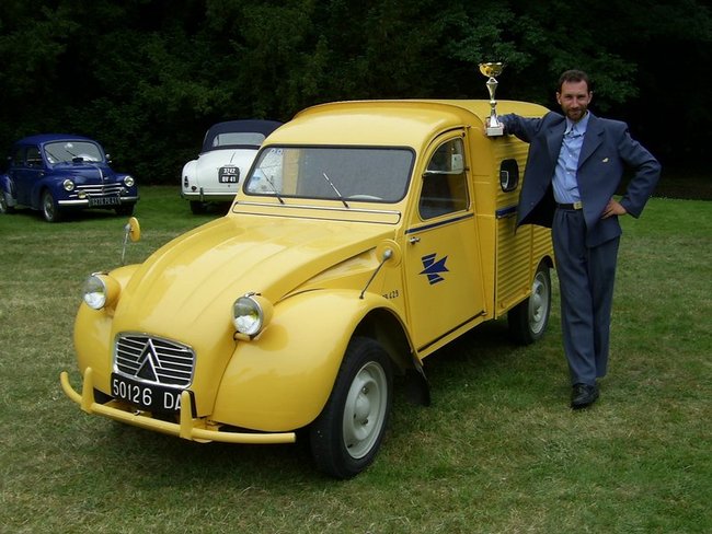 La 2 CV AZU postale de Fred, bien connue. Elle a tourné dans &quot;Michou d'Auber&quot; avec Depardieux, qui ne l'a pas ménagée. 2ème prix du concours, à 2 points !