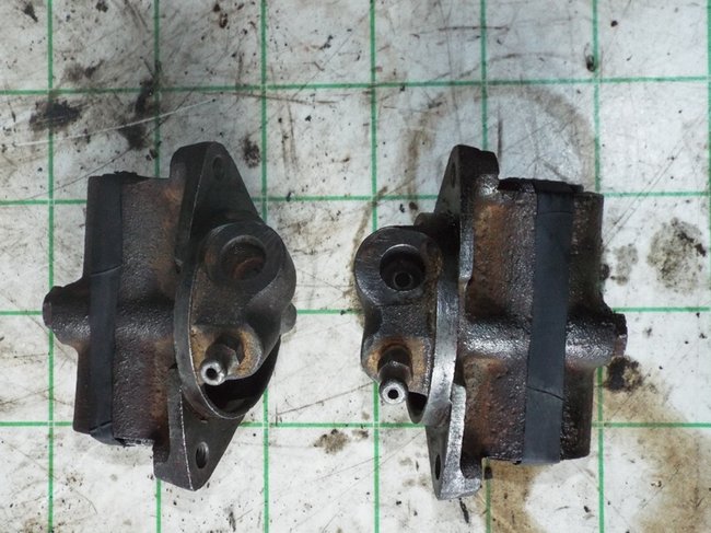 DSCF4213_R.JPG (291.05 Kio) Vu 8903 fois Les cylindres de roue droite et gauche. Ils ne sont pas identiques mais symétriques. Et il n'y a pas de pare poussière.<br />J'ai mis un élastique pour éviter que les pistons sortent sous l'effet du ressort intérieur.