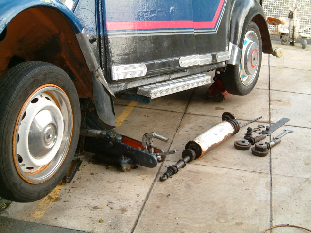 Citroen Suspension removed. 3rd pic..JPG