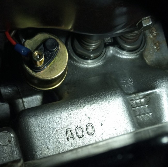 IMG_20250923_191951_812.JPG (147.52 Kio) Vu 1919 fois Emplacement du capteur de pression sous le cylindre GAUCHE !