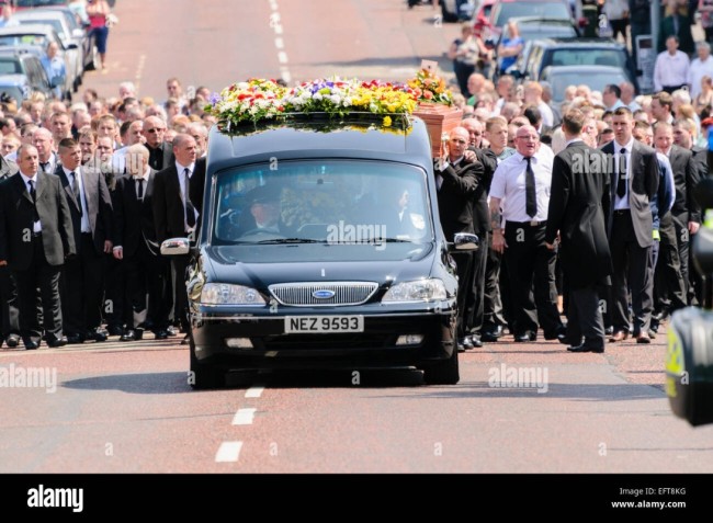 un-cortege-funeraire-fait-son-chemin-le-long-d-une-route-dans-la-facon-de-traditionnels-irlandais-portant-le-cercueil-eft8kg.jpg