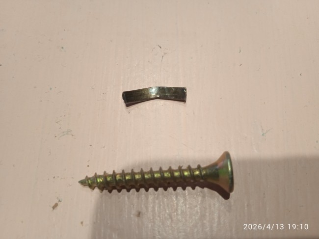 La vis fait 30 mm à titre de référence