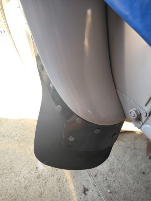 Mise en place de tous les rivets sur la bavette, identique sur l'autre coté.