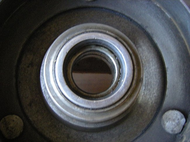 Le pare-poussière du roulement de roue arrière avec une coupelle en tôle.