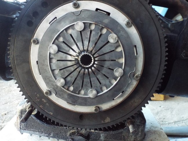 embrayage Dyane_1.JPG (293.48 Kio) Vu 10632 fois L'embrayage en plac