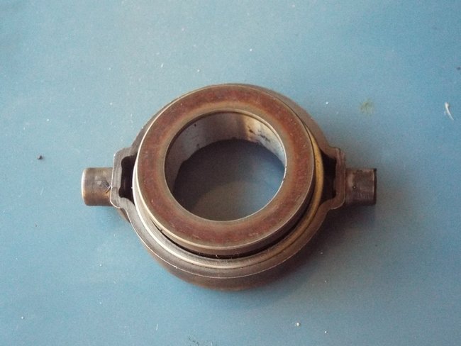 embrayage Dyane butée_2.JPG (261.51 Kio) Vu 10632 fois La butée à billes, impeccable