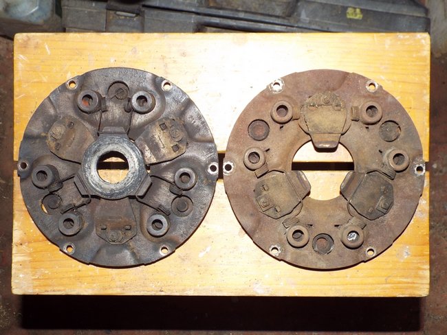 DSCF4352.JPG (327.64 Kio) Vu 10592 fois Celui de gauche vient de ma type A, celui de droite, je ne sais plus, peut-être de la Dyane justement....