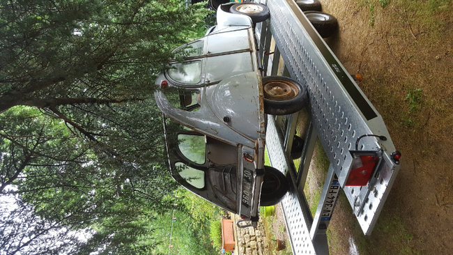 Arrivée de la 2cv export sous la pluie