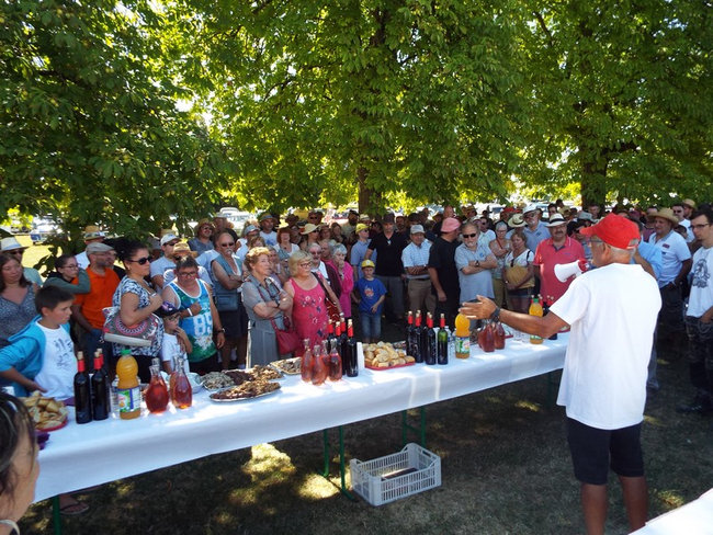 La foule lors de l'apéro collation du dimanche. Où es-tu Poyducotam ?