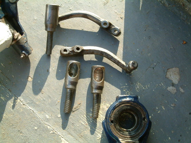 P PAIR OF STEERLINK ARMS..JPG