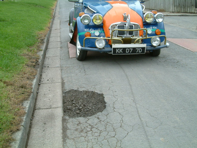 APPROACHING POT HOLE. Hale Drive. 16h Oct 2018.JPG