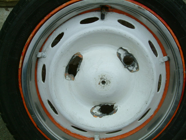 DAMAGED ROAD WHEEL. 1st pic.JPG