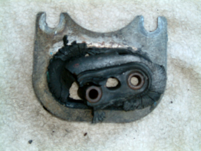 ENGINE MOUNTING BLOCK SHATTERED, 2 pic.JPG