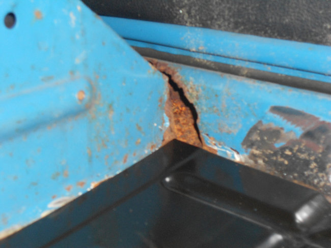 DSCN1731.JPG (579.61 Kio) Vu 14160 fois plancher arrière coté conducteur