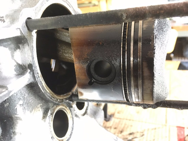 piston gauche profil.JPG (361.68 Kio) Vu 10823 fois Piston gauche profil