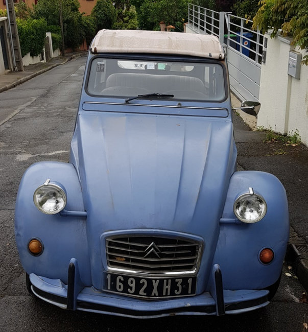 2 CV de face.jpg