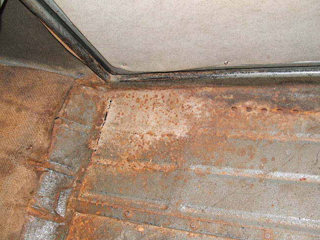 2 cv 014.jpg (734.86 Kio) Vu 11379 fois le plancher passager, a un peut souffer depuis...