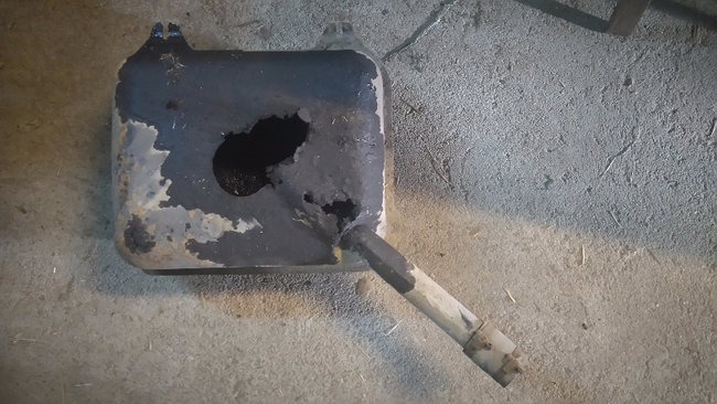 DSC_0948.JPG (489.63 Kio) Vu 11325 fois Réservoir hs bouffé sur le dessus ! On dirait du carton ! Étrange...