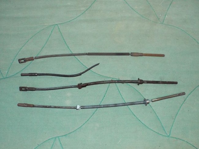 DSCF4815_R.JPG (106.96 Kio) Vu 10825 fois En haut, le câble pour plateau alu.<br />En dessous un bout d'un des câble de ma A sectionné pour le démonter.<br />En dessous un câble pour A ou AZ pour plateau tôle<br />Tout en bas un câble pour AZA ou AMI 6, encore plus long.