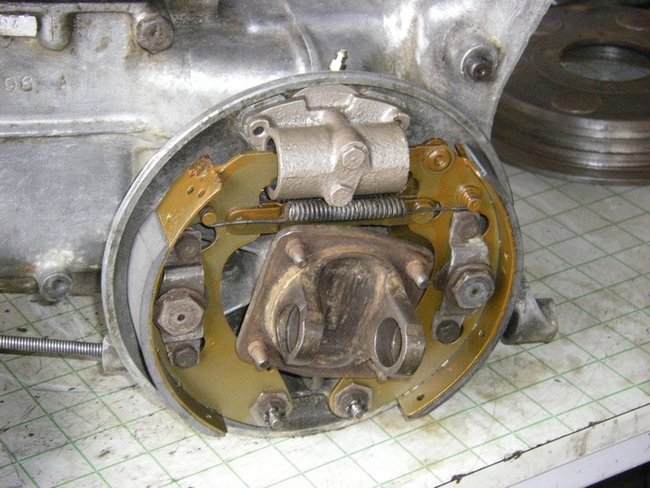 2 CV type A 1950_117_R.JPG (238.64 Kio) Vu 10750 fois L'ensemble du frein coté droit en place.