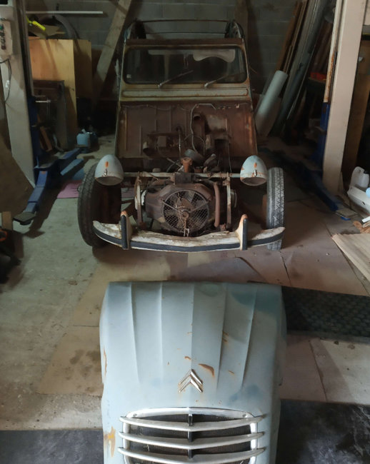 2cv_.jpg (442.32 Kio) Vu 33449 fois A l'abri pour l'hiver !