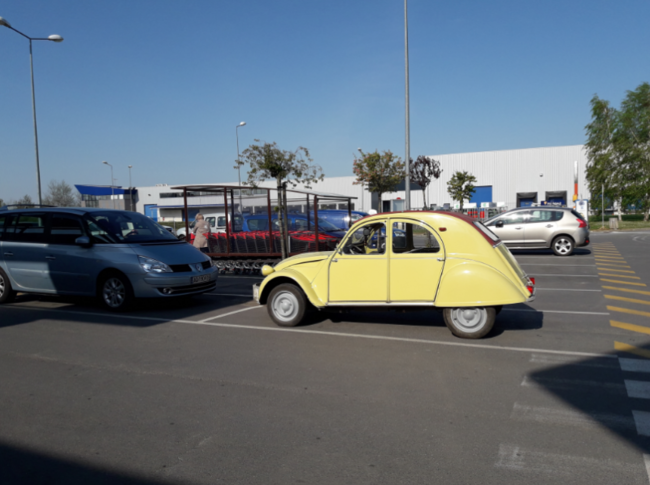 2 cv Panama à Marcket Carrefour Rebais ..PNG