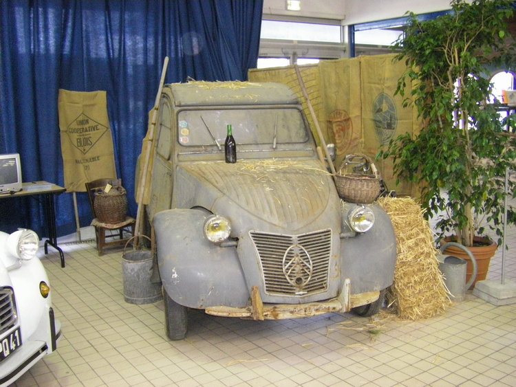 2CV A de décembre 1950, n° 6733. Dans son jus, complète, non encore restaurée.