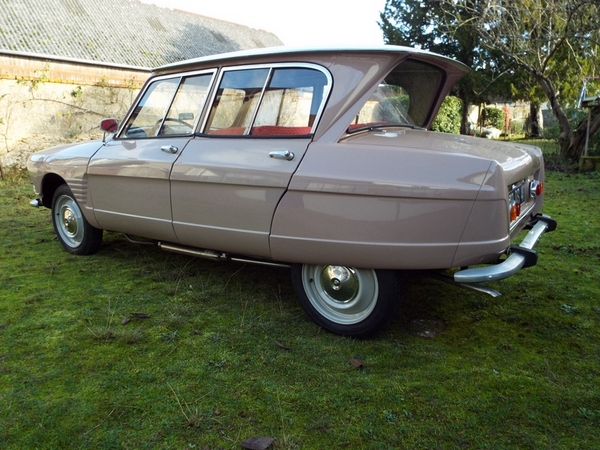 AMI 6 de 1962 vieux rose entièrement restaurée.<br />Les housses de sièges sont en diamanté rouge de refabrication, feuille de houx d'origine introuvable ! Toutes les garnitures intérieures ont été refaites par mes soins, y compris les tapis et le ciel de toit. Mécanique révisée complètement : moteur et boite ouverts, freins entièrement neufs, suspension juste contrôlée, en bon état, pneus neufs, etc.<br />Et les freins ne fonctionnent pas .....