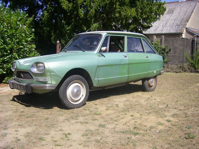 AMI 8 de 1977, dans son jus. Tourne comme une horloge, mais a besoin d'un bon rafraîchissement de la caisse ; et encore je ne vous montre que le bon profil !