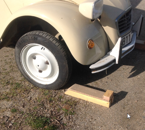 Cale pour la roue avant droite