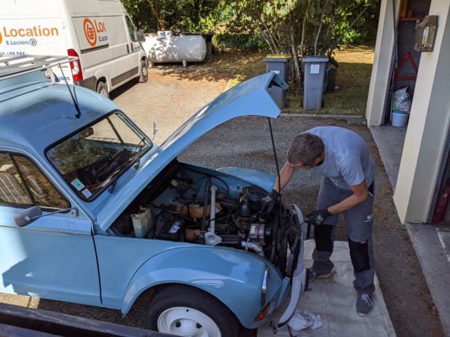 Une petite vidange avant le départ. Je ne connaît pas du tout l'auto