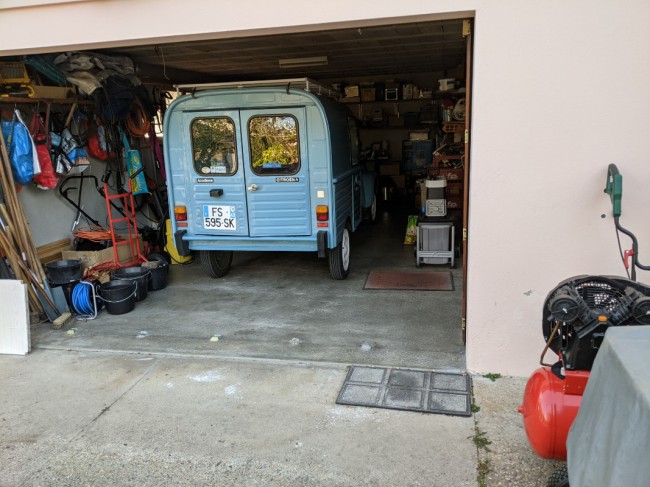 Elle dort dans le garage (à la place de ma E30 grrrr) le temps de lui trouver une bâche adaptée (pas si facile)