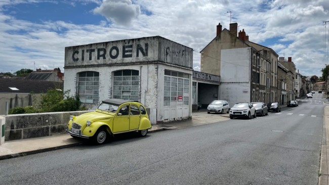 IMG_0655.jpg (463.51 Kio) Vu 5091 fois Garage Citroën Perrot Frères de Montmorillon, un ami de la famille à l'époque...