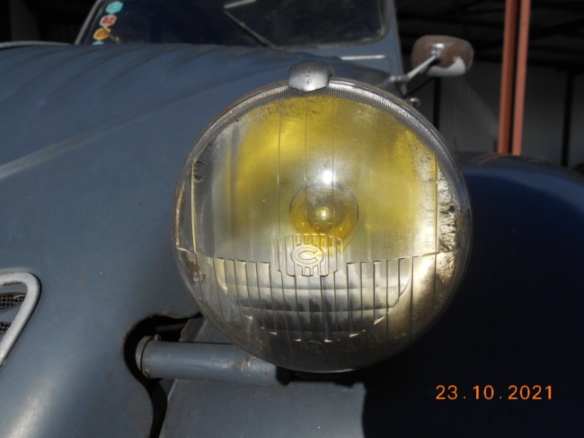 DSCN1411.JPG (184.89 Kio) Vu 10655 fois J'ai donc démonté pour intervenir sur les réflecteurs. Poncage à la paille de fer...