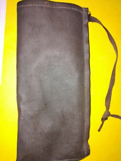 grise (la photo trahi la couleur), toile plastifiée, stries du tissu dans le sens de la largeur