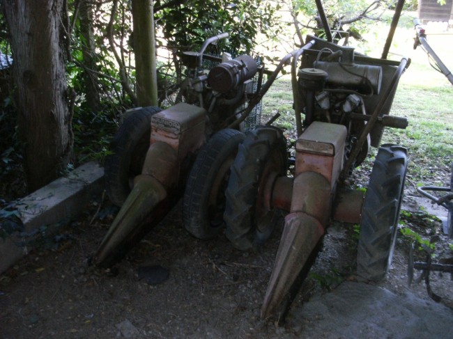 2 motofaucheuses Junior 1950 attendent la rénovation