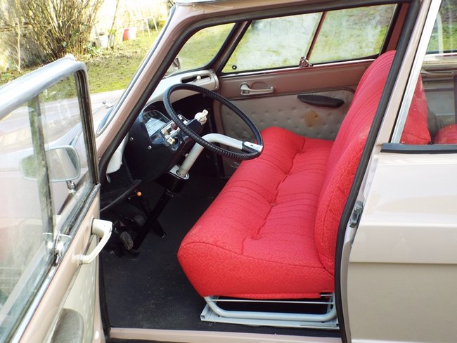 Les sièges ont été garnis en rouge diamanté (fourniture de Rénov 2CV 36), le tissus feuille de houx rouge étant introuvable.